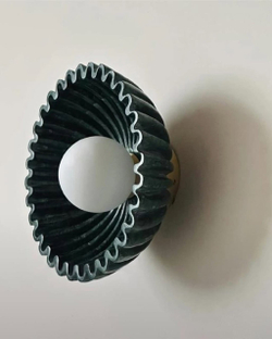 Керамические бра круглой формы в насыщенном тёмно-изумрудном и тёплом жёлтом цветах.