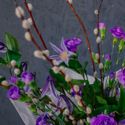 160. Яркий весенний букет с гвоздикой, клематисом и веточками вербы