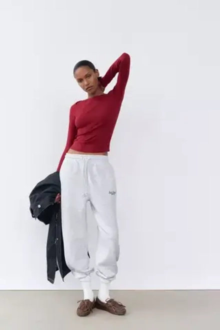 ZARA ФУТБОЛКА В РУБЧИК С ВЫРЕЗОМ «ЛОДОЧКА», ЦВЕТ БУРГУНДСКОГО ВИНА