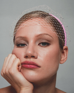 Вуаль укороченная розовая с белыми камнями