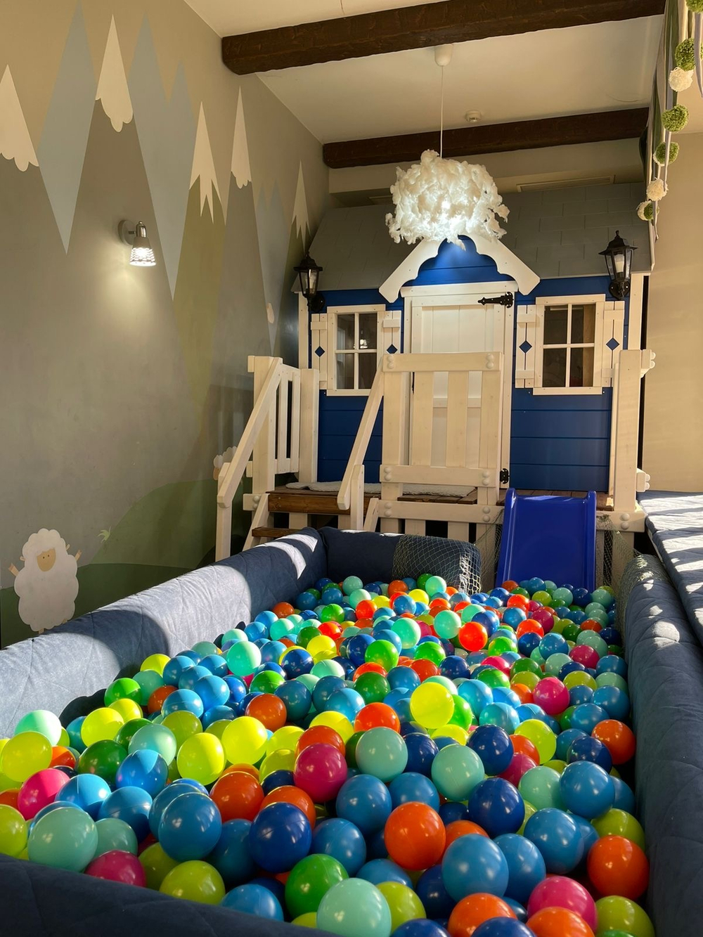 Детский игровой домик с горкой