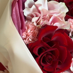 Букет: «Нежная страсть» розы, диантусы, хлопок