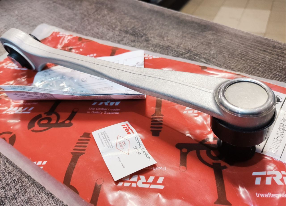 Рычаг передней подвески верхний передний RH TRW