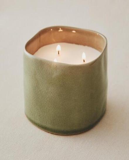 Zara Home Свеча ароматическая Musky Petals 430 г, растительный воск, аромат цветочный древесный, Розовый