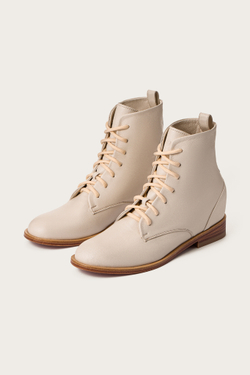 БОТИНКИ ИЗ МОЛОЧНОЙ ТЕЛЯЧЬЕЙ КОЖИ СО СКРЫТОЙ ТАНКЕТКОЙ