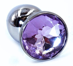 Серебристая анальная пробка с фиолетовым стразом - 7 см. (Цвет: фиолетовый)
