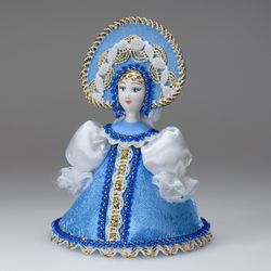 Малая подвесная кукла в сарафане с белыми рукавами