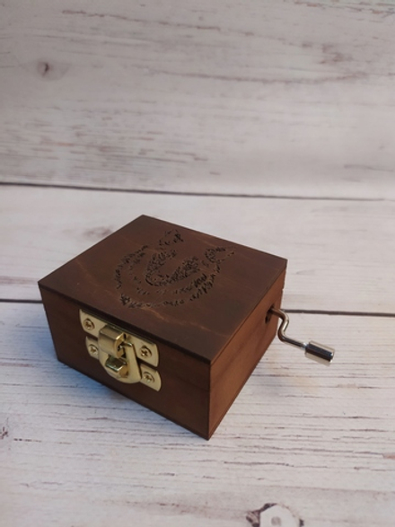 Музыкальная деревянная шкатулка-шарманка из массива с гравировкой ВОЛК с мелодией К ЭЛИЗЕ Бетховен