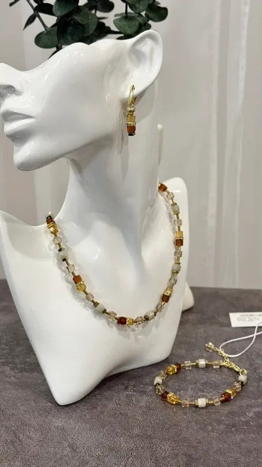 Колье телесные, медовые и коричневые кубики, золото