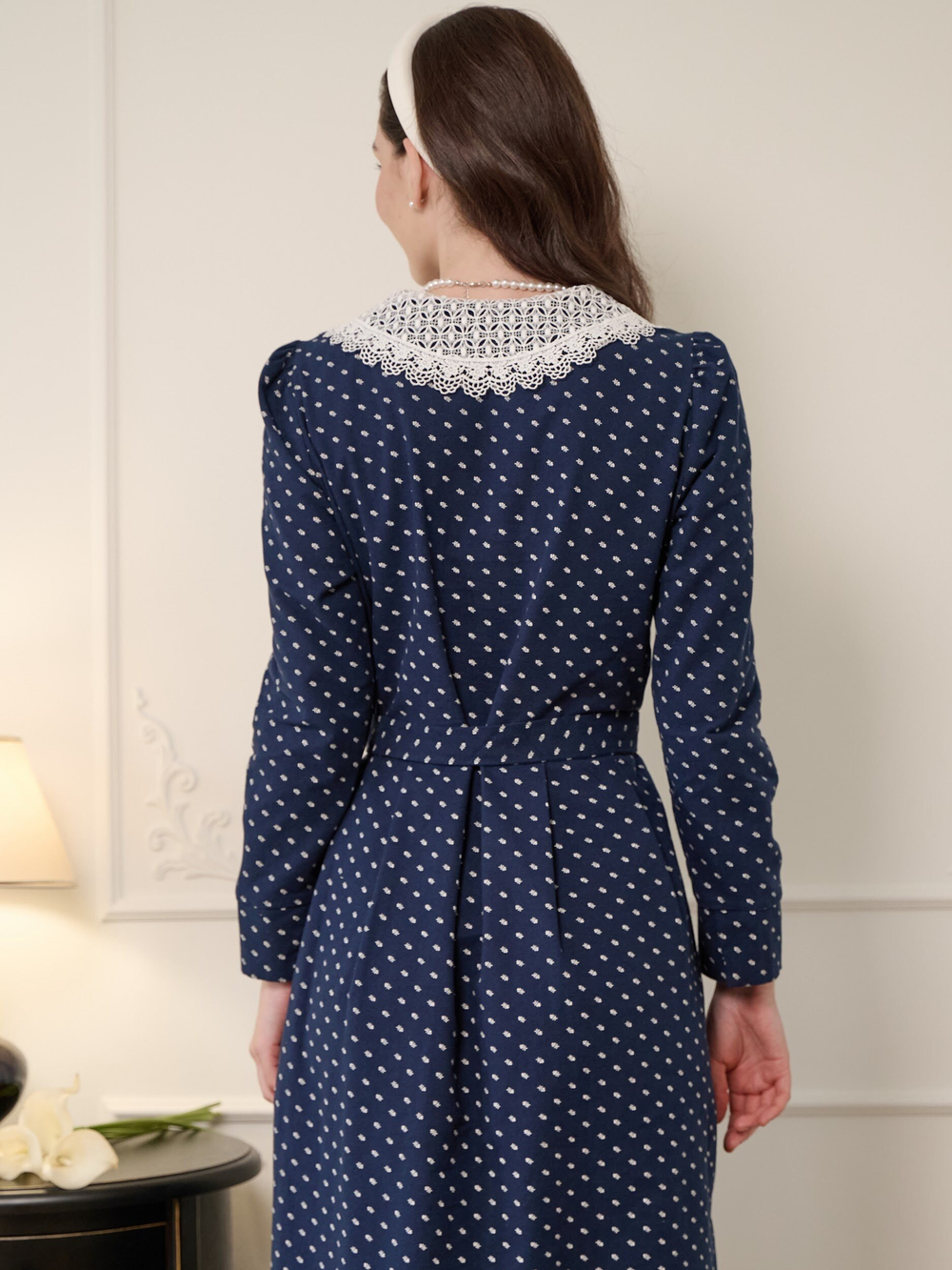 Платье с кружевным воротником