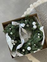 Новогодний венок в бело-серой гамме