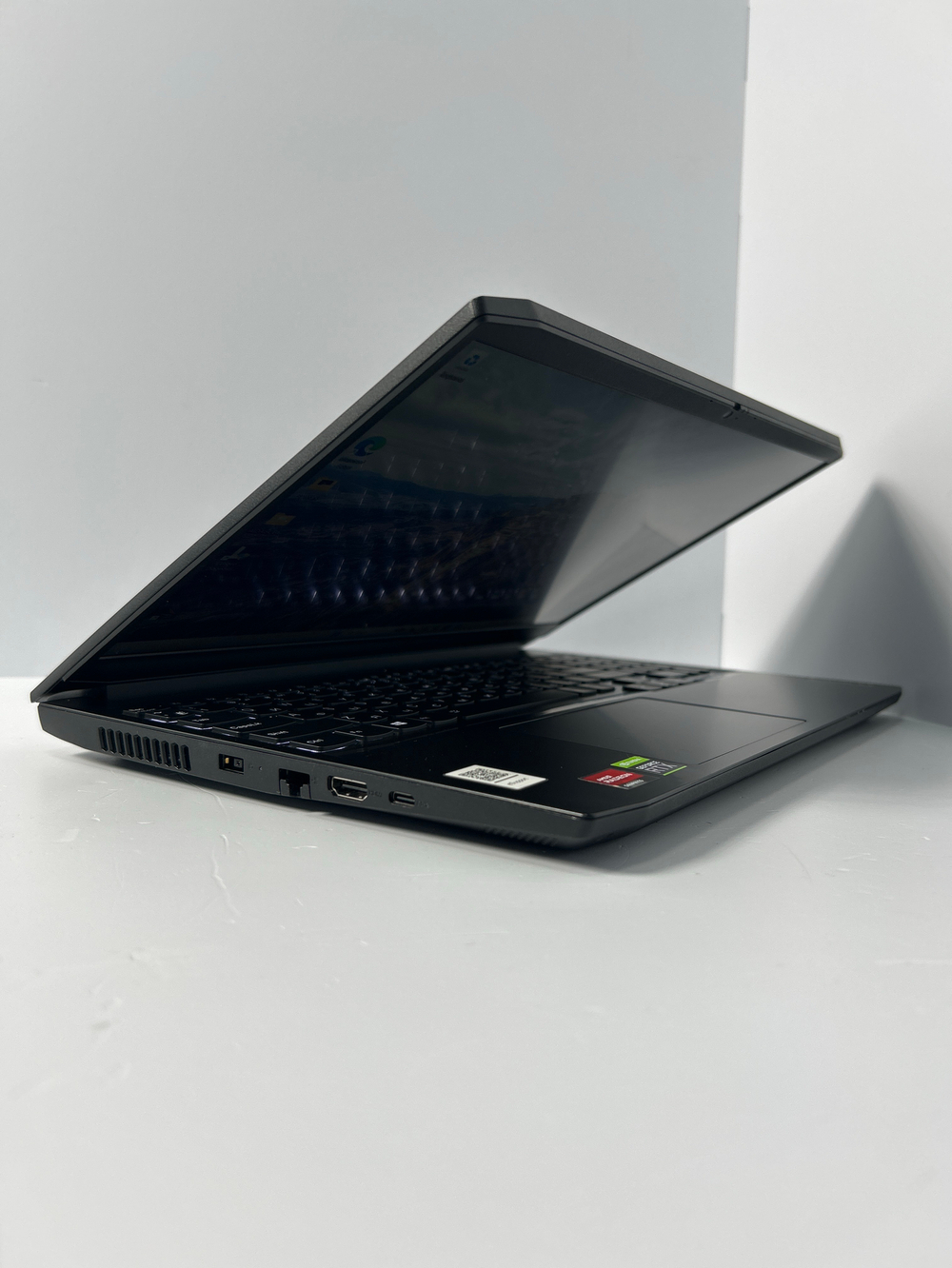 Ноутбук Lenovo IdeaPad Gaming 3 15ACH6 (82K201D1RK) 15.6"/AMD Ryzen 5 5600H/RAM 8GB/SSD 256GB/Nvidia RTX3050 4GB/1920*1080/IPS/DOS/Подсветка кл-ры: LED/Черный. Состояние: Уценка/небольшой след. на матрице от клавиатуры