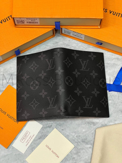Обложка для паспорта Louis Vuitton из канвы Monogram Eclipse