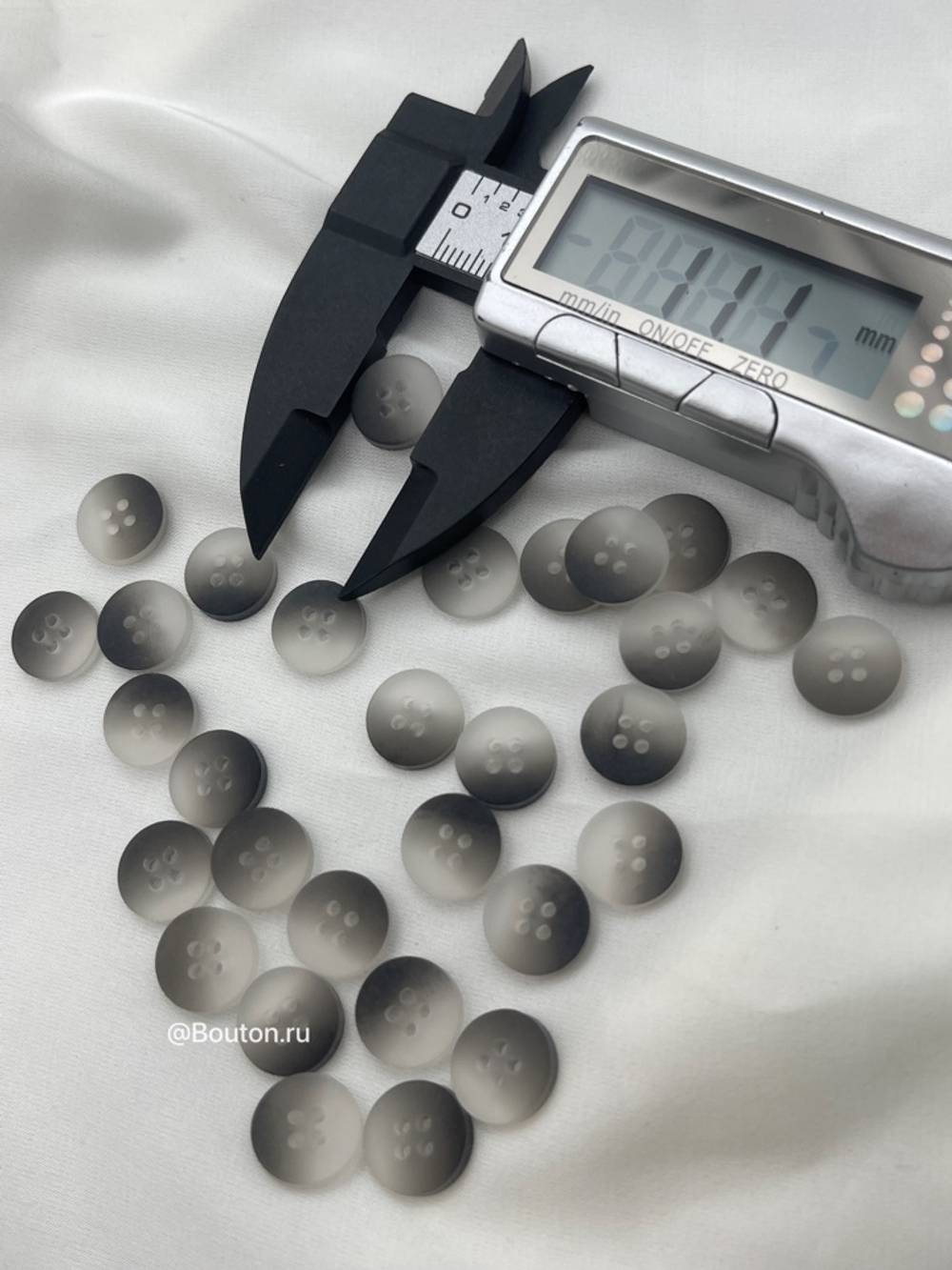 Пуговицы на прокол серые с градиентом