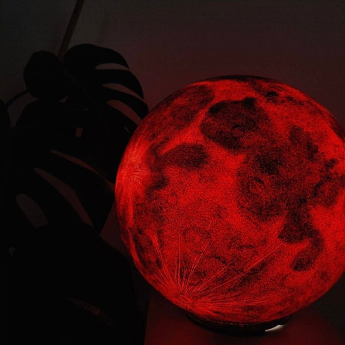 Светильник - Красная затмевающая Луна (30 см)