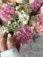 Букет сборный из кустовых пионовидных роз, маттиолы, диантусов и веток прунуса