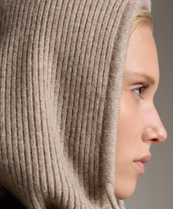 OYSHO Вязаная балаклава в рубчик, серо-коричневый