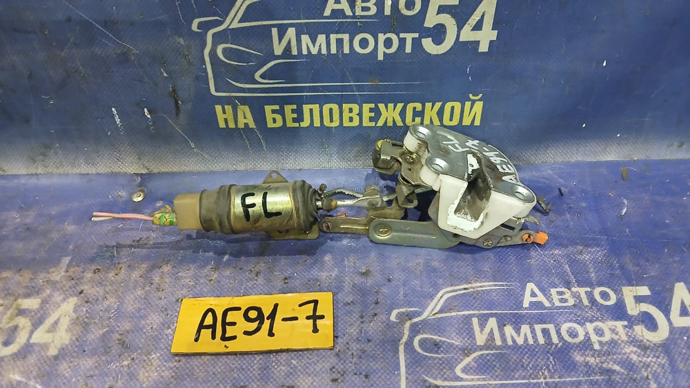 Замок двери передней левой TOYOTA LEVIN 1990