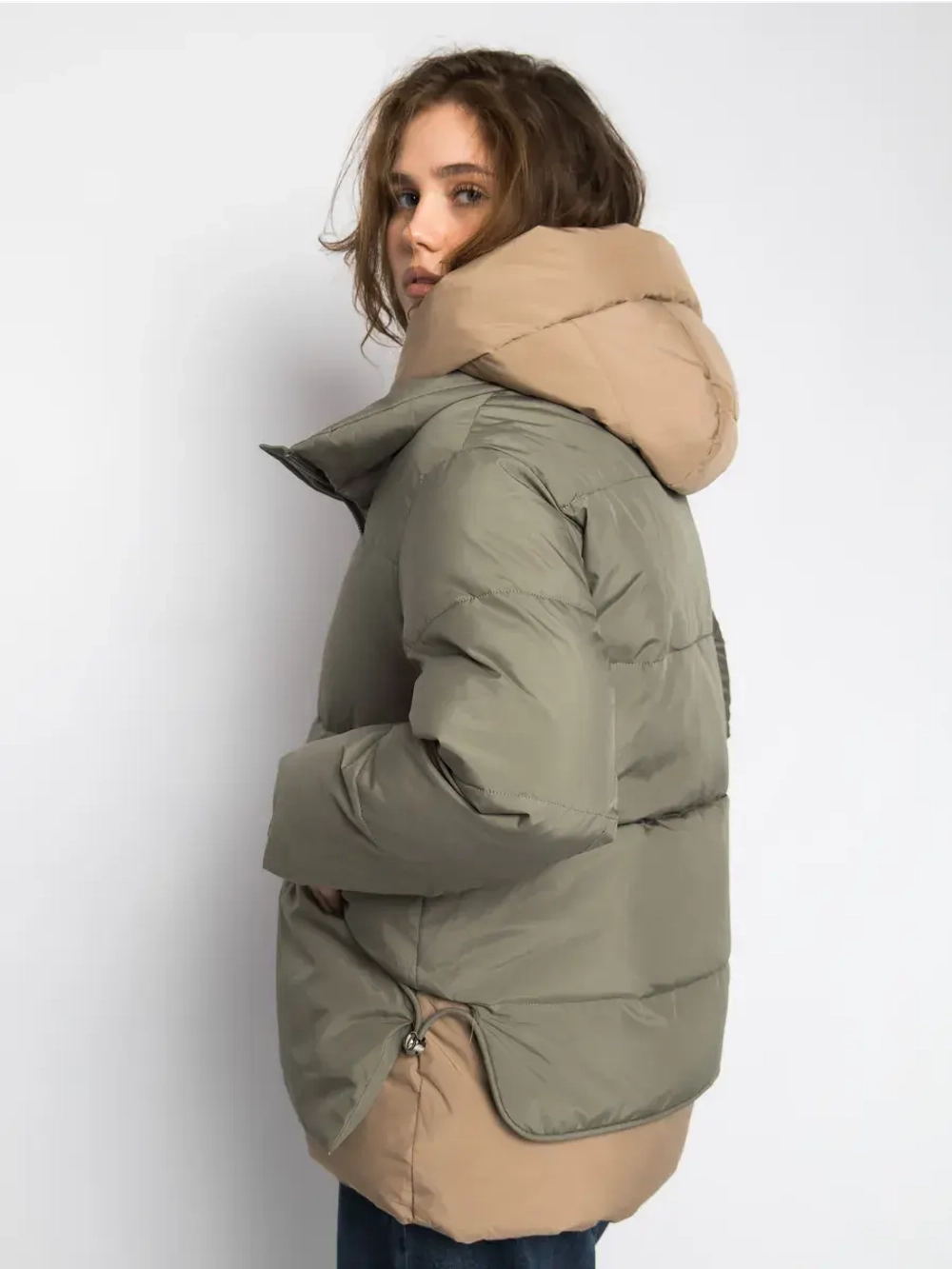 Короткая куртка утепленная с капюшоном