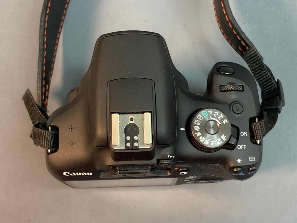 Canon 2000D Kit 18-55mm 3.5-5.6 III 8.000 кадров