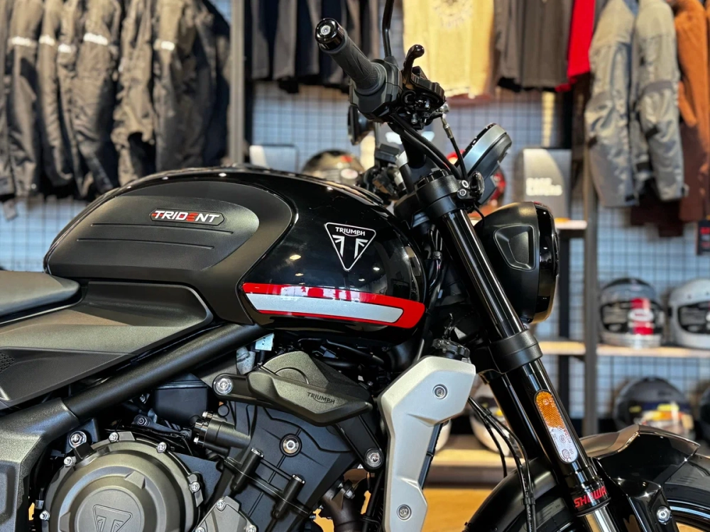 Triumph Trident 660, 2021 черный глянцевый