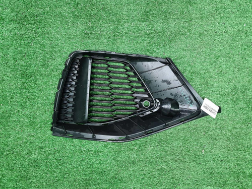 Решетка переднего бампера Audi Q8 (18-23) S-line