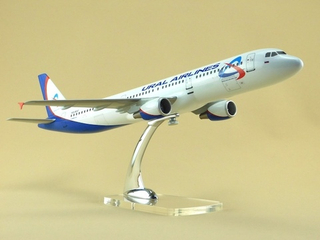 Модель самолета Airbus A321 (М1:100, Ural Airlines)