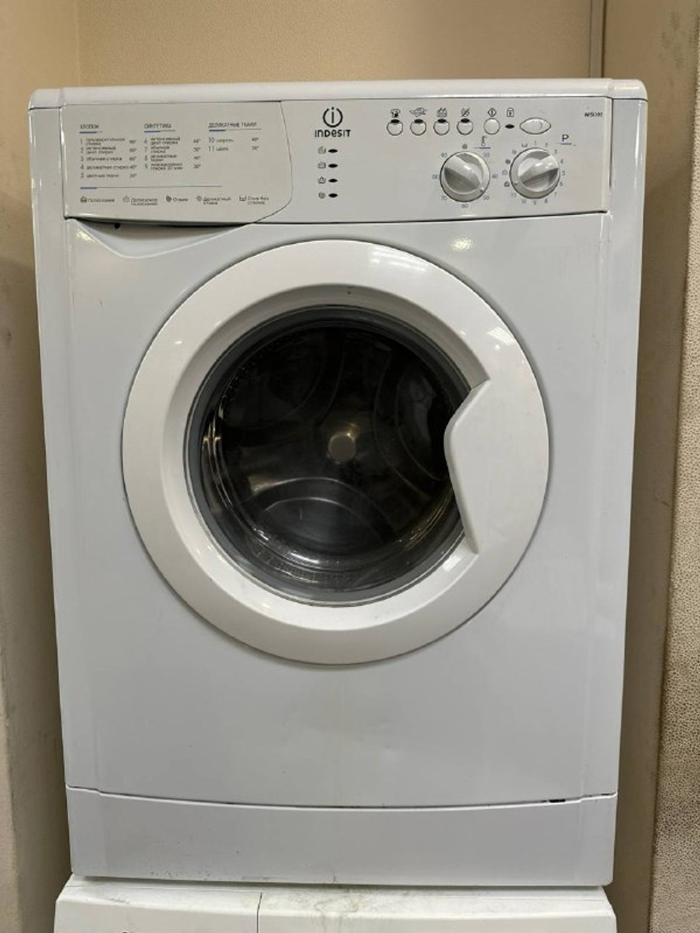 Стиральная машина Indesit WISL 105 б/у фронтальная 5 кг до 1000 об/мин