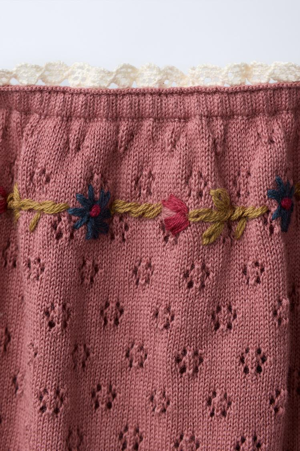 ZARA ТРИКОТАЖНОЕ ПЛАТЬЕ С ВЫШИТЫМИ ЦВЕТАМИ И КРУЖЕВОМ, РОЗОВАТЫЙ