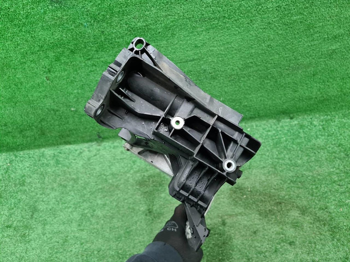 Кронштейн передней панели Mercedes E W213 (16-23)