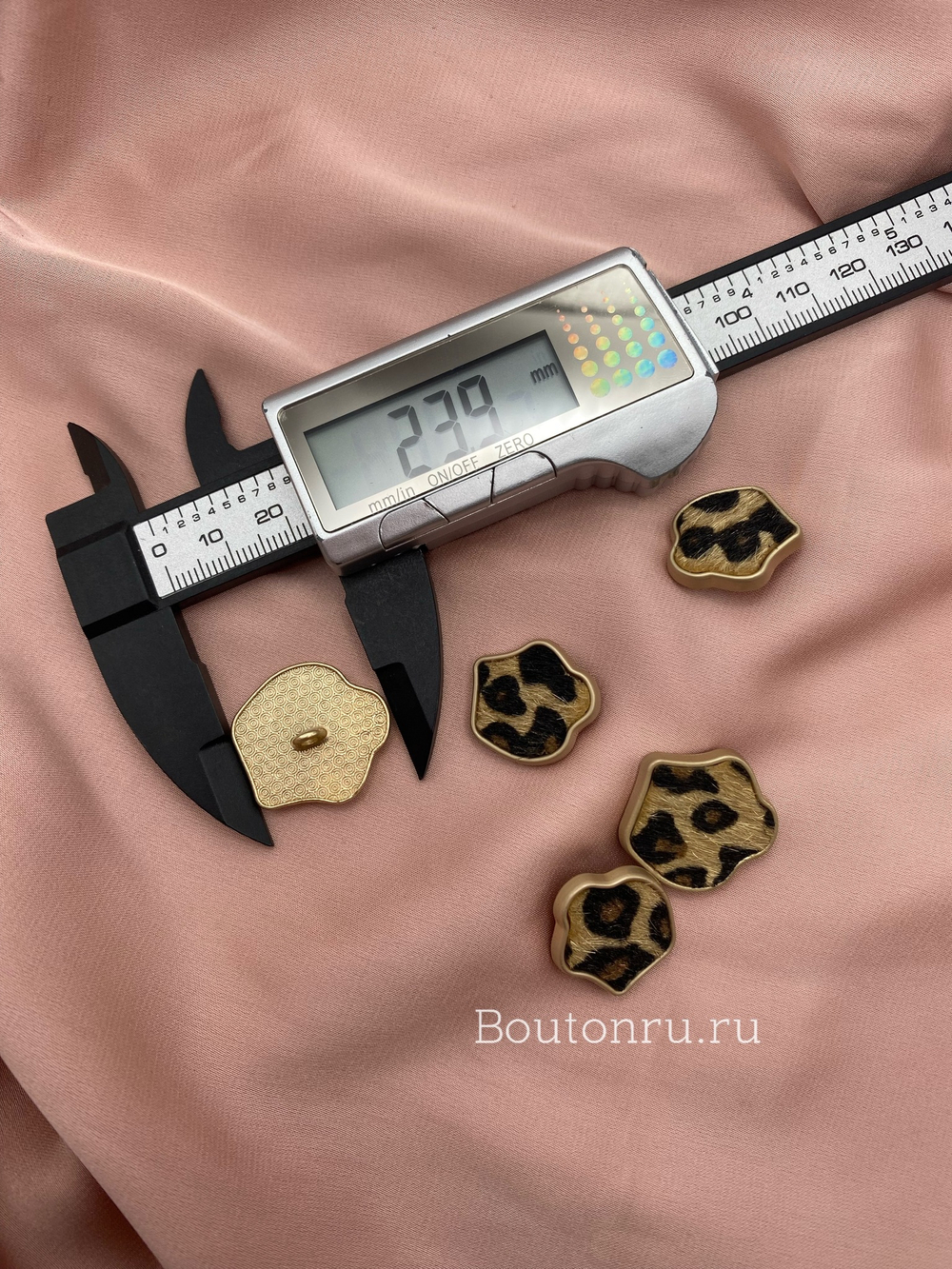 Пуговицы неровной формы с принтом леопард пушистые