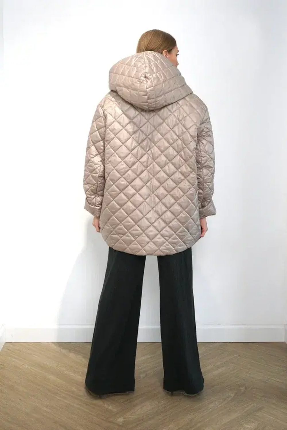 Куртка стеганная в бежевом оттенке с глубоким капюшоном
