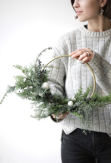 Рождественский венок с декором на круглой металлической основе
