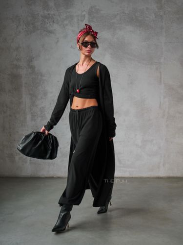 Трикотажный костюм-тройка черного цвета