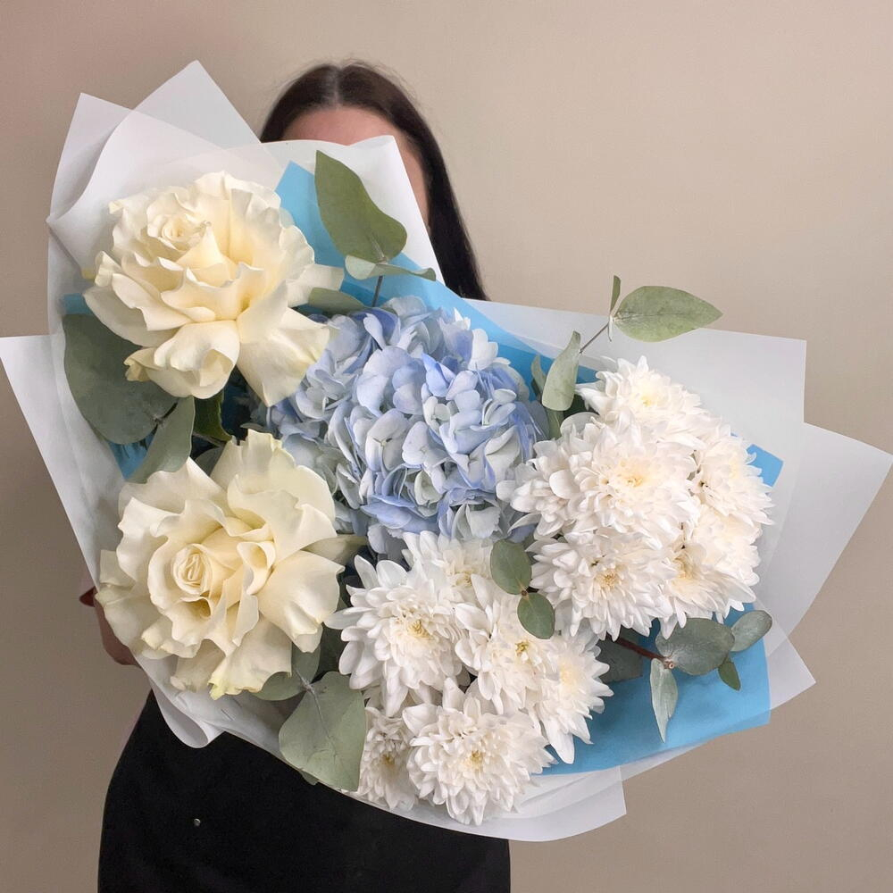 Нежный бело-голубой букет с французскими розами, гортензией и хризантемами