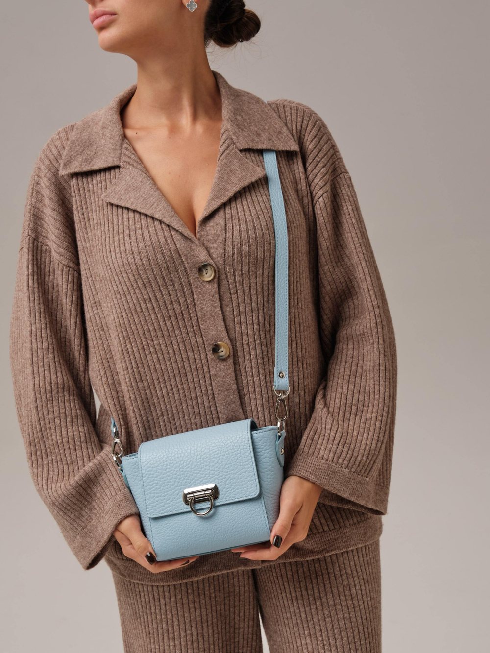 Сумка кожаная кросс-боди светло-голубой/соло