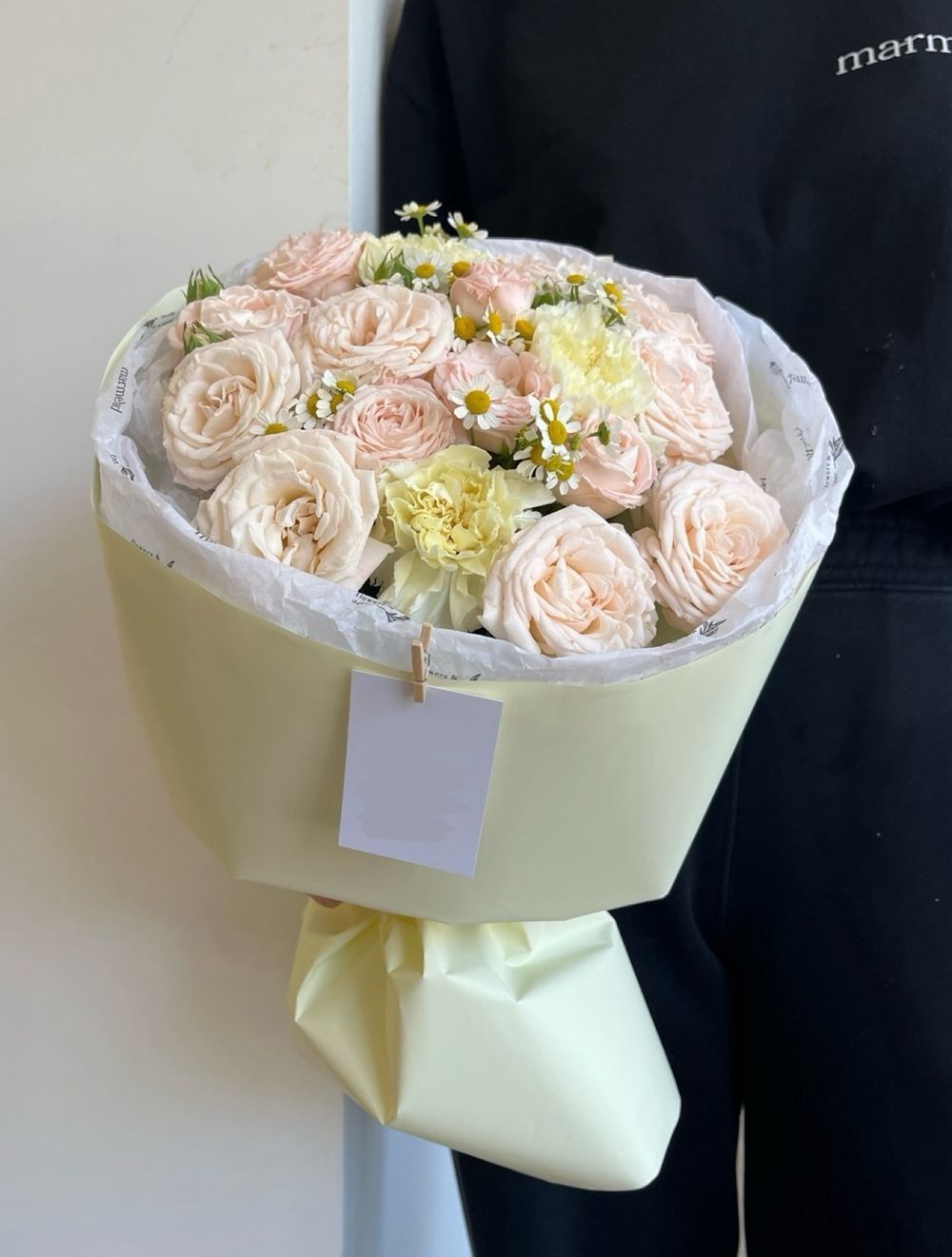 Авторский букет из кустовой пионовидной розы, диантусов и ромашки