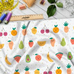 Ткань атлас сочные фрукты и овощи на белом фоне