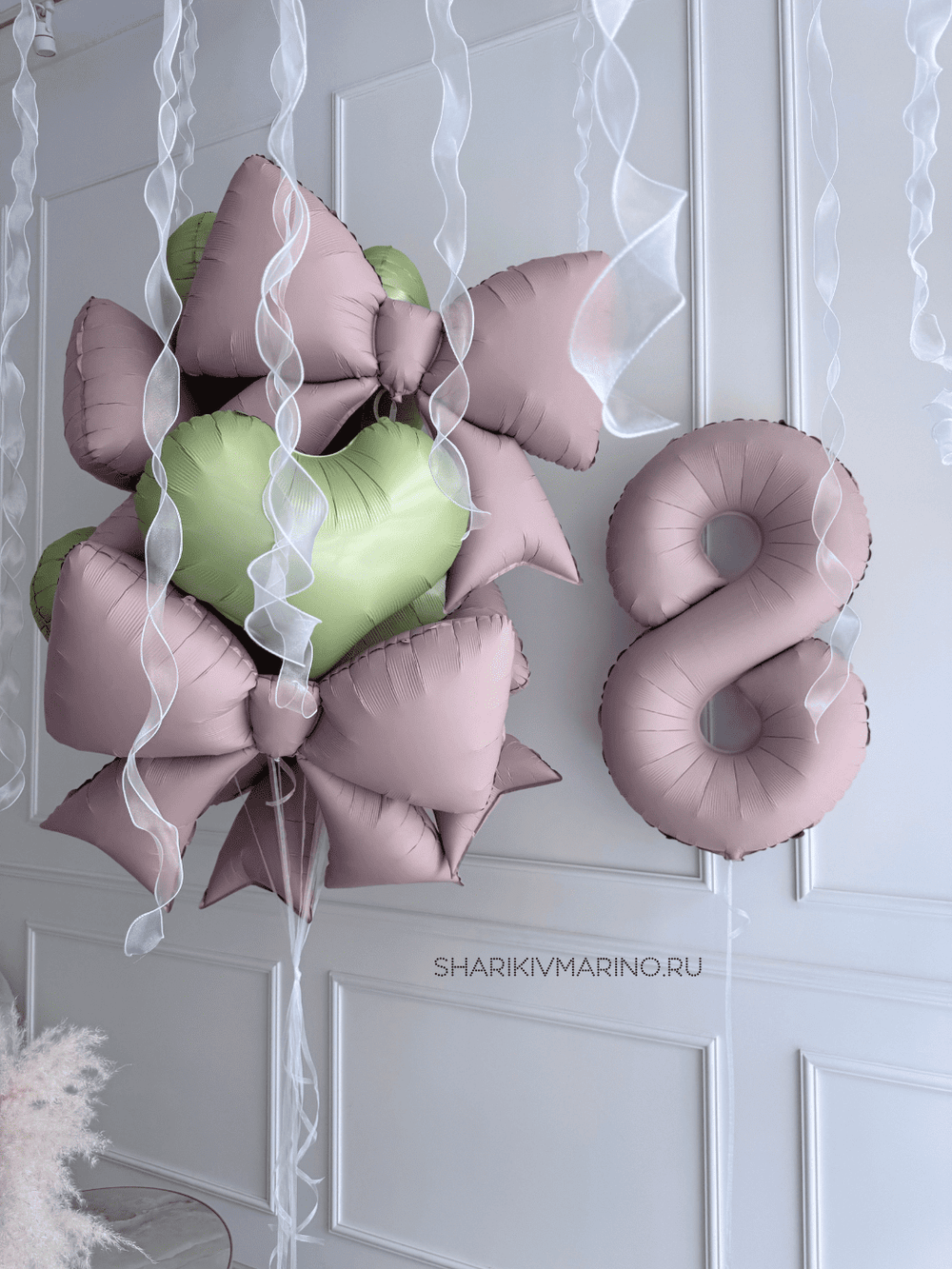 Композиция воздушных шаров в пыльно-розовых и оливковых оттенках на 8 марта