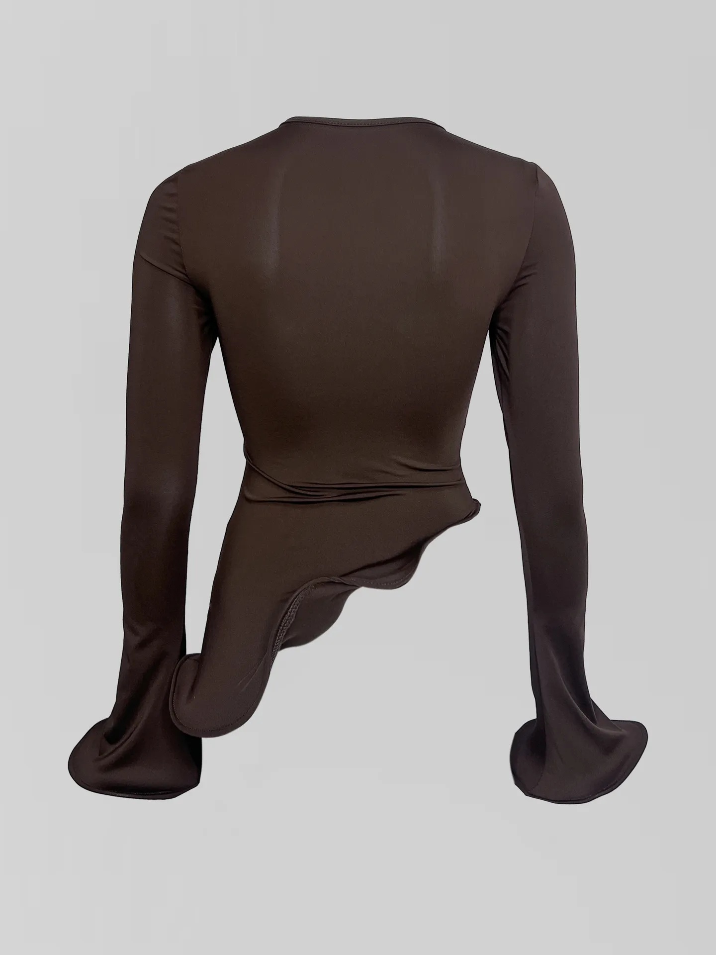 Лонгслив однотонный с расклешенными рукавами и баской