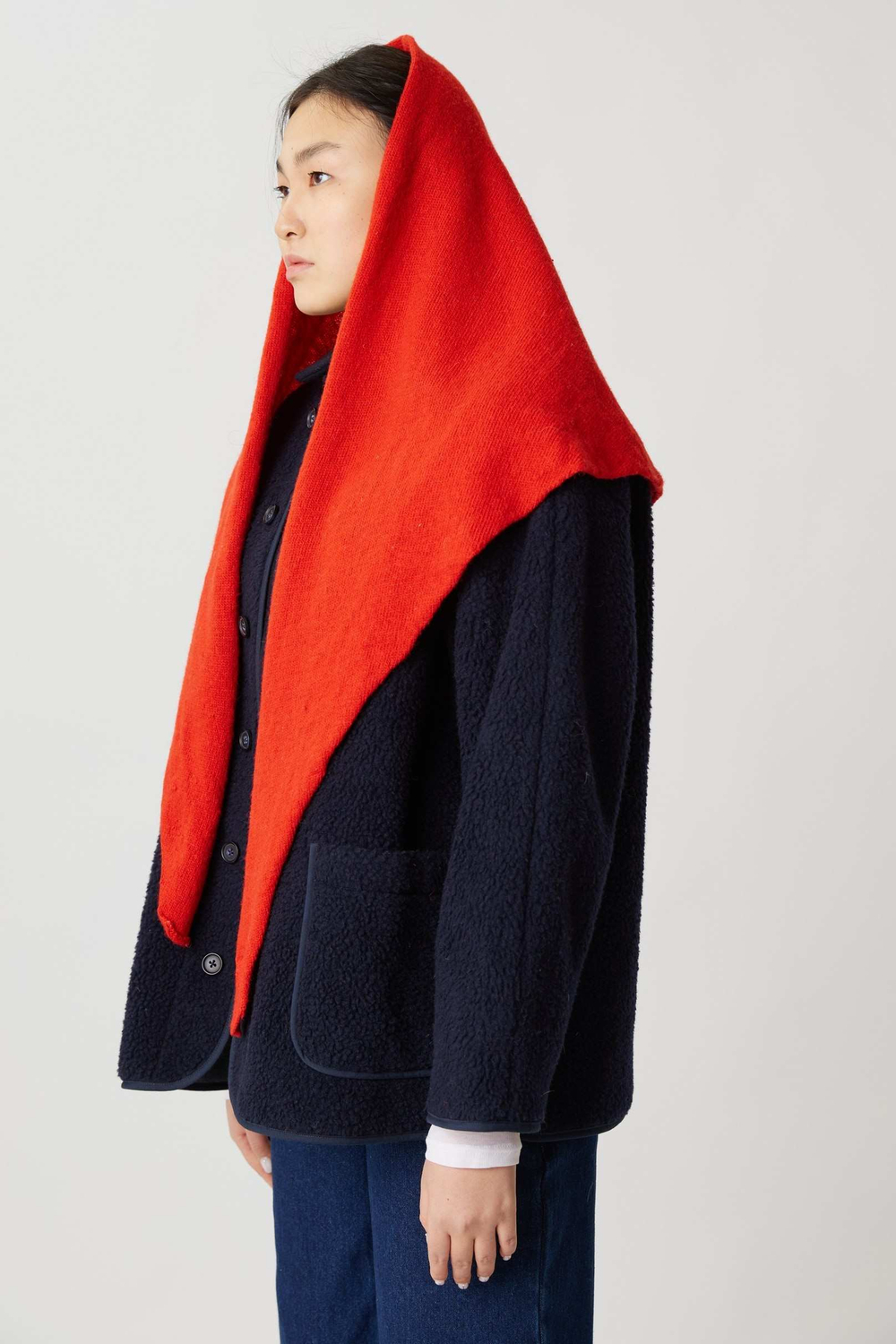 Косынка из шерсти красного цвета