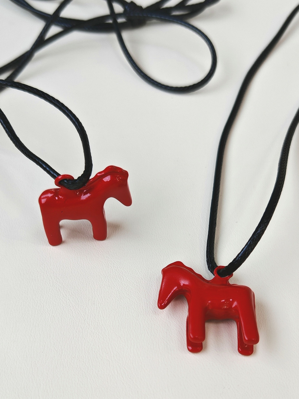 пд25-к Подвеска "Лошадка" объемная на шнурке, 25мм, красная