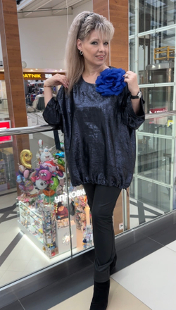 Нарядный блузон-туника с брошью-цветком