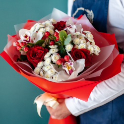 Яркий букет с орхидеей в красных тонах