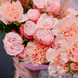 75. Уютный букет в персиково-розовой гамме с кустовыми розами