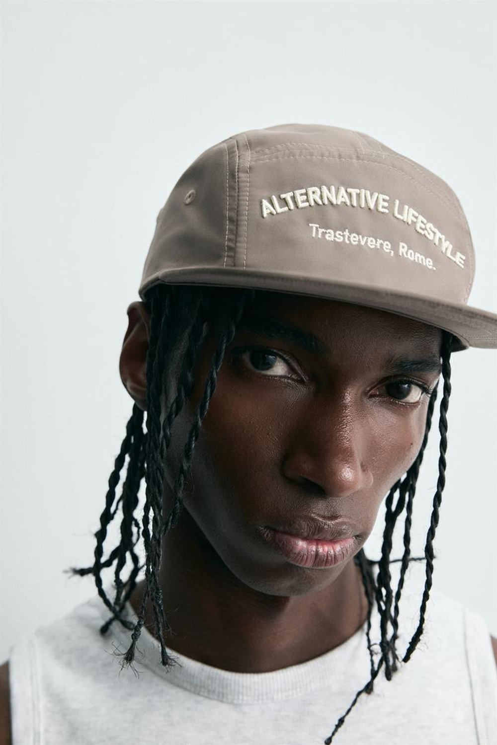 ZARA КЕПКА С ПЛОСКИМ КОЗЫРЬКОМ И ВЫШИВКОЙ, СЕРО-КОРИЧНЕВЫЙ