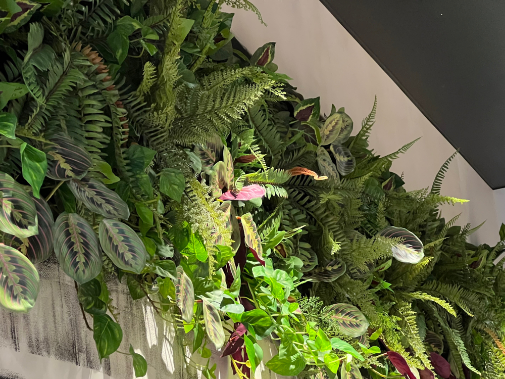 Вертикальное озеленение искусственными растениями