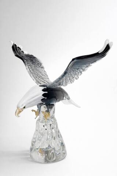 Орел Нотте Бореале на пьедестале