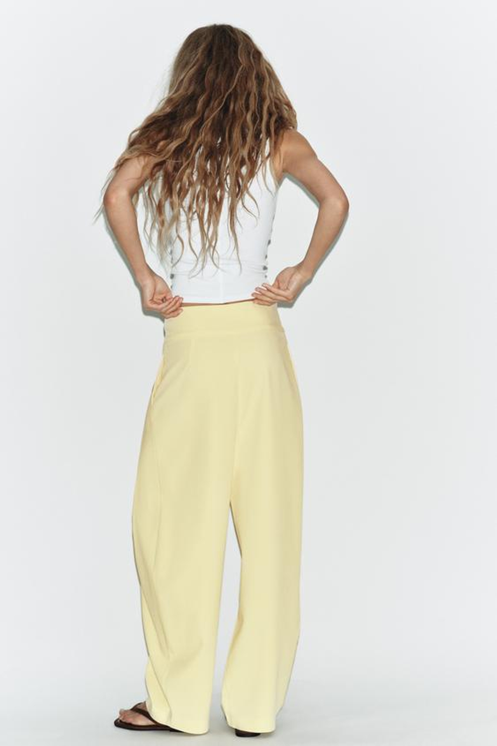 ZARA БРЮКИ BALLOON С ЗАЩИПАМИ, СВЕТЛО-ЖЕЛТЫЙ