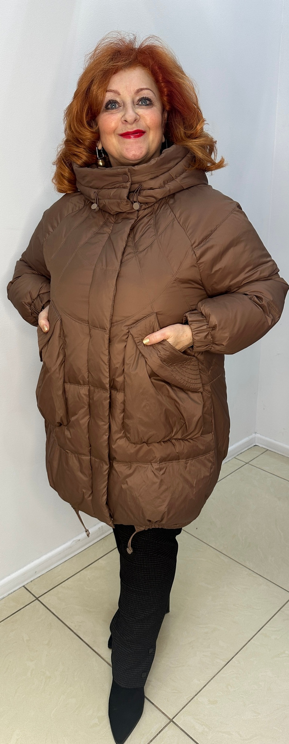 Теплый пуховик с кулисками и капюшоном в цвете моко